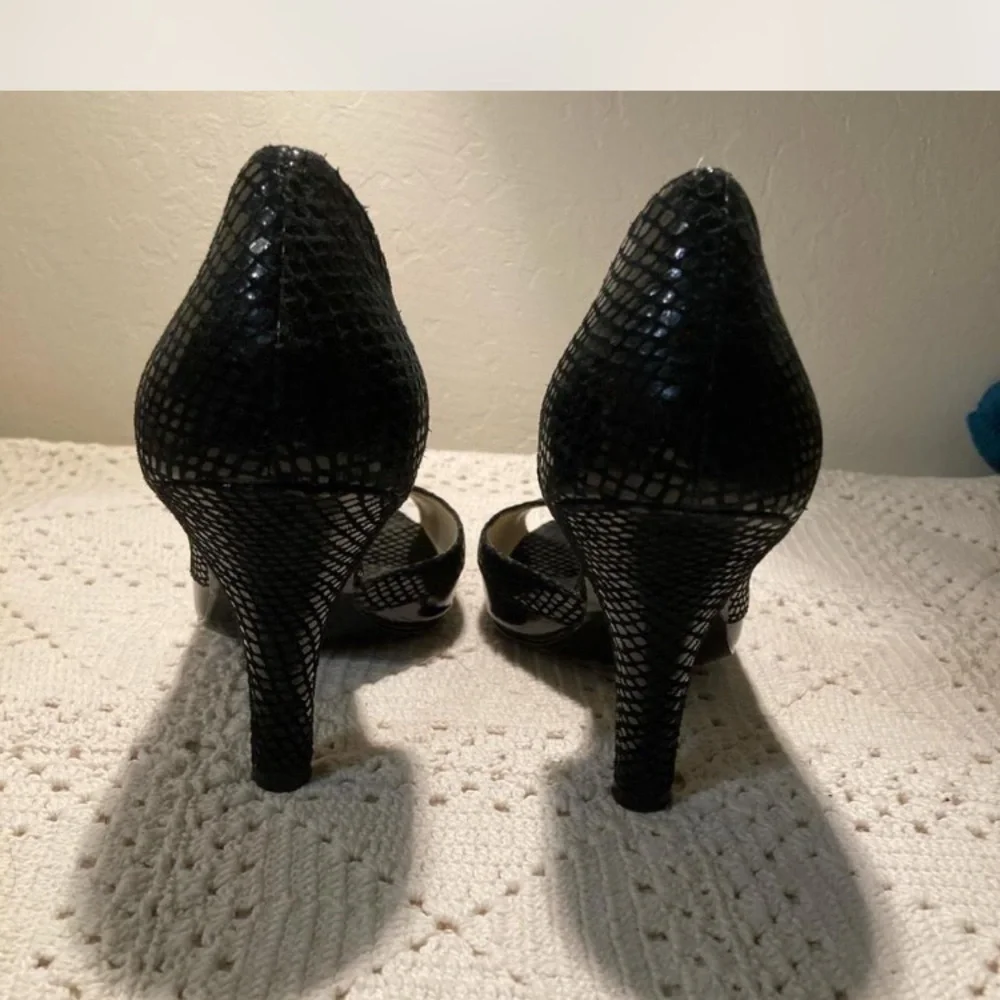 BCBG 2.5” black leather heels shoes size 7.5 like new